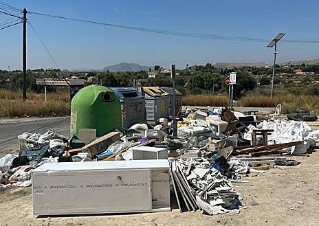 Imagen secundaria 1 - Basura acumulada en la partida de Boqueres y en el Pozo de San Antonio