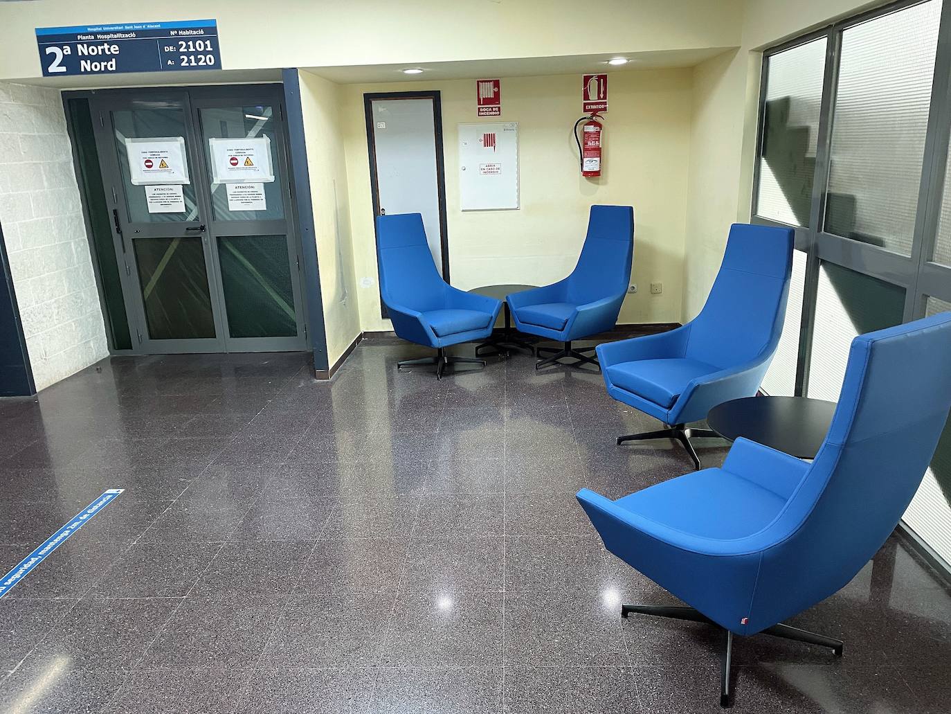 Los sillones azules están ubicados en la zona norte del hospital.