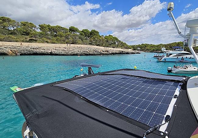 Placas en un barco recreativo
