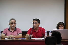 El alcalde de San Vicente, Pachi Pascual, explica las particularidades del nuevo emplazamiento.