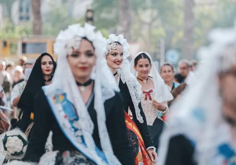 Desfile de la ofrenda de flores de las Hogueras de Alicante, con algunas de las candidatas a bellea del foc.