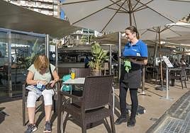 Camarera en el Postiguet