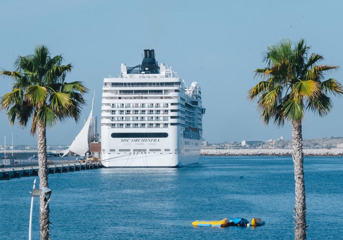 Uno de los barcos que han hecho escala en Alicante.