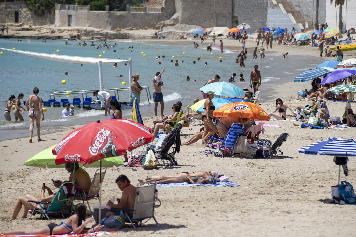 Bañistas en la playa de la Albufereta.