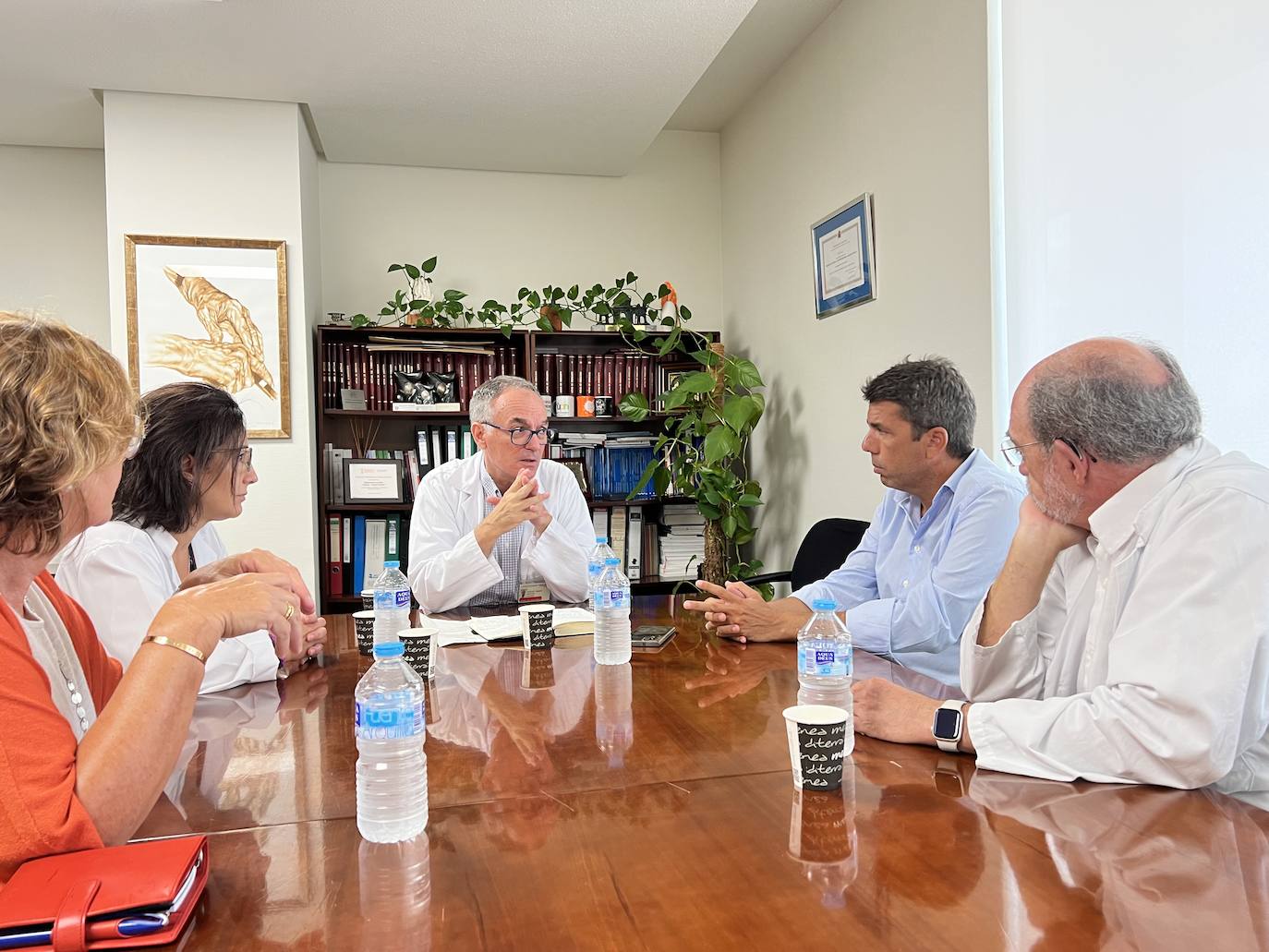 Reunión mantenida por Mazón este viernes con los responsables del hospital.