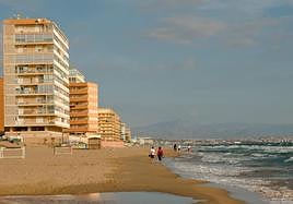 Playa de los Arenales del Sol.