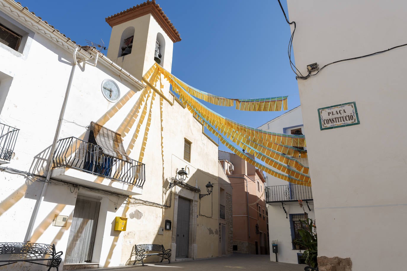 Plaza de la Constitución de Quatretondeta, engalanada con motivo de las fiestas patronales.