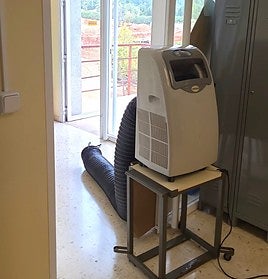 Sistema portátil de climatización -conocido como 'pingüino- en la base del SAMU de Dénia.