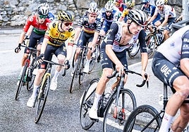 Ayuso en las rampas de Arinsal delante de Vingegaard y Evenepoel