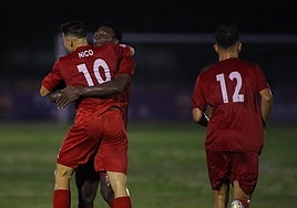 Nico es felicitado tras marcar de penalti en Torrellano