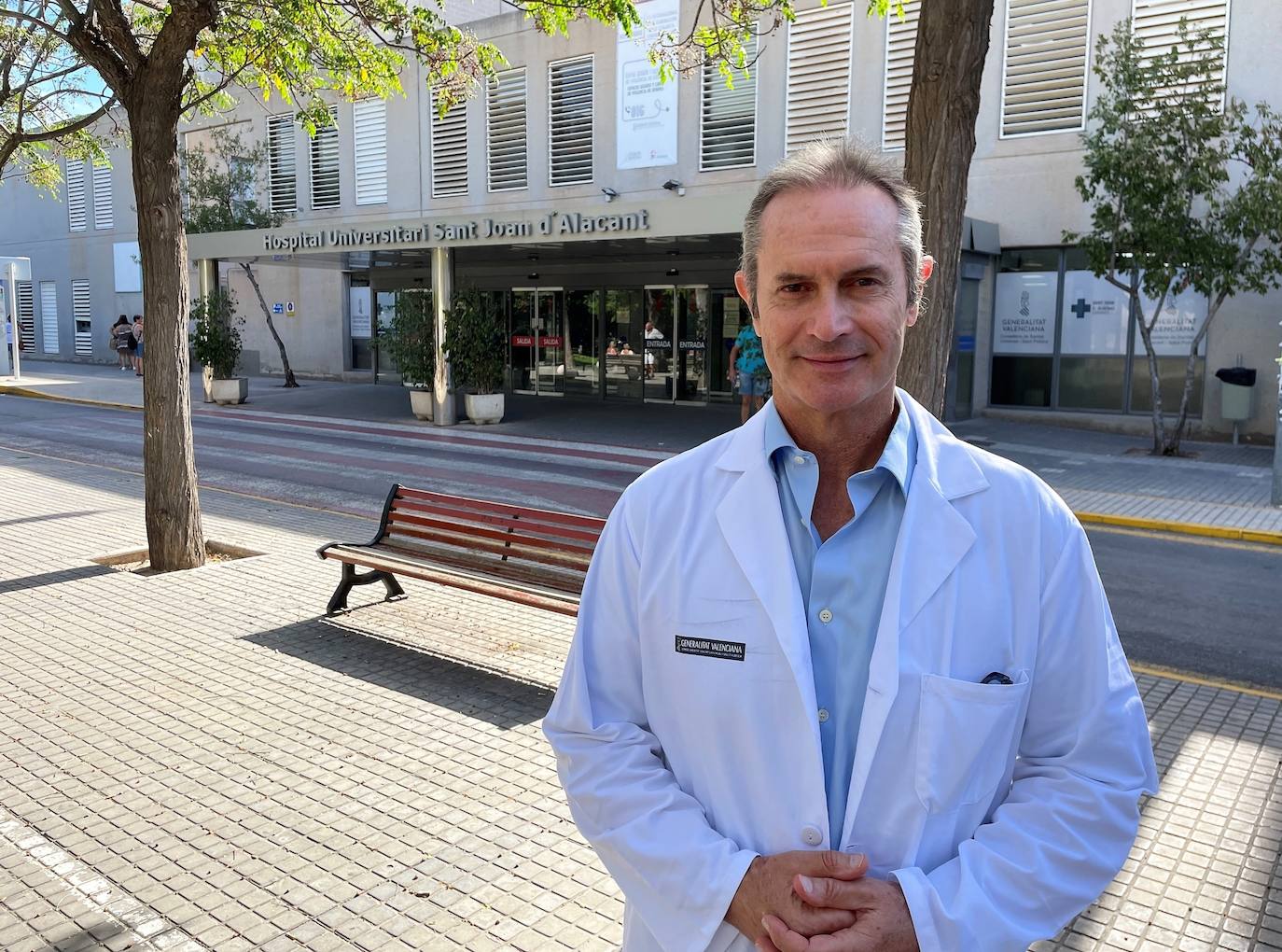Marques Espí frente al Hospital Universitari de Sant Joan d'Alacant.