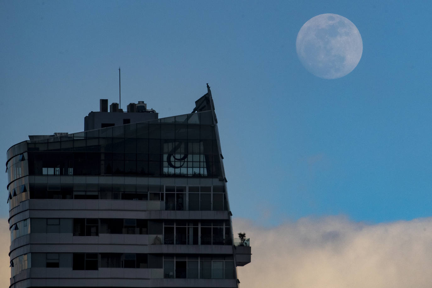 Luna azul en el cielo de Quito, Ecuador.