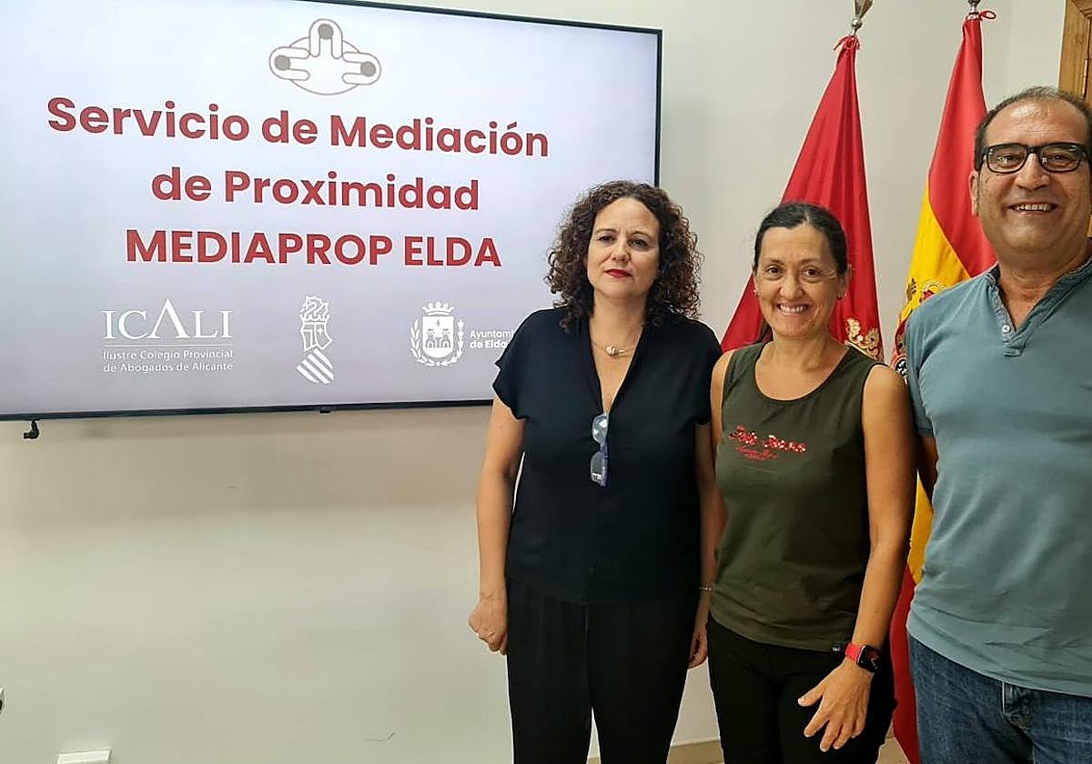 De izquierda a derecha: María Dolores Hernández y Catalina Alcázar, abogadas junto al concejal de Bienestar Social, David Guardiola