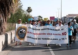 Protesta de los vecinos por las vías en la costa