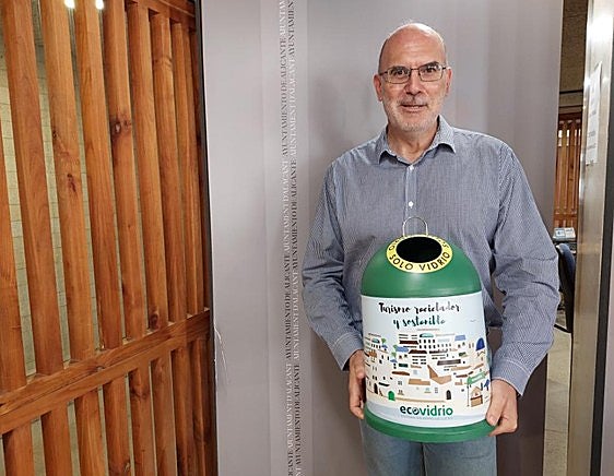 El concejal Manolo Villar sostiene uno de los contenedores de la campaña.