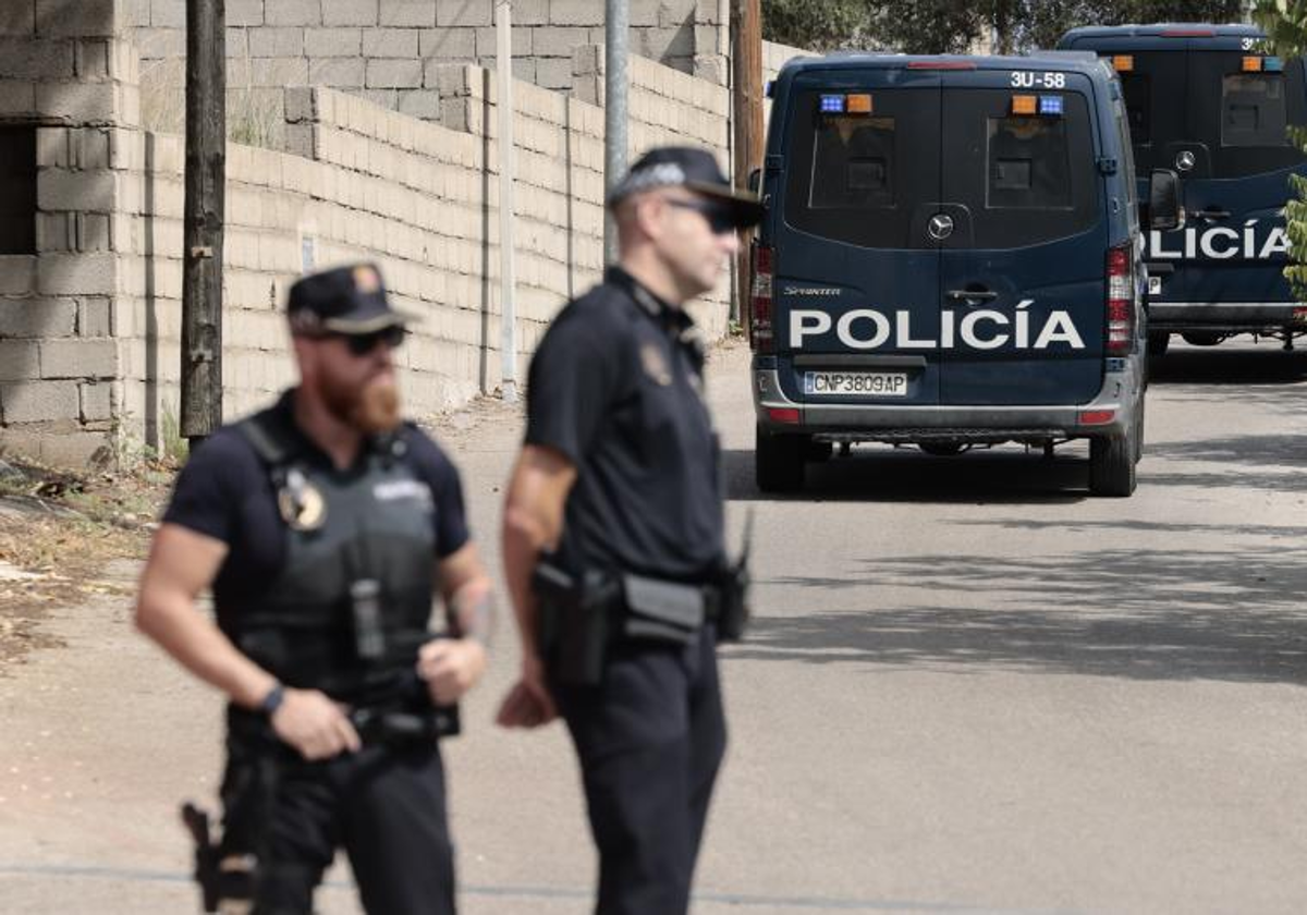 Personal del cuerpo de seguridad de la Policia Nacional.