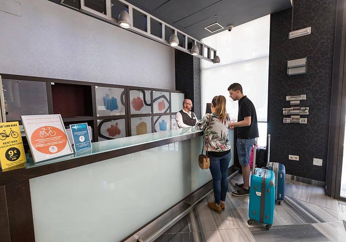 Turistas en un hotel