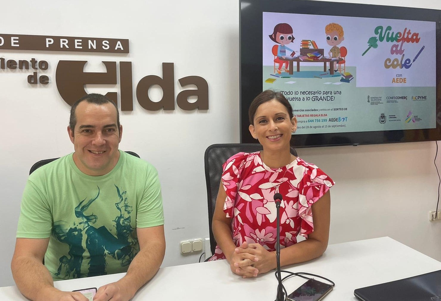 Ángel López y Silvia Ibáñez, representante de AEDE y concejala de Comercio respectivamente.