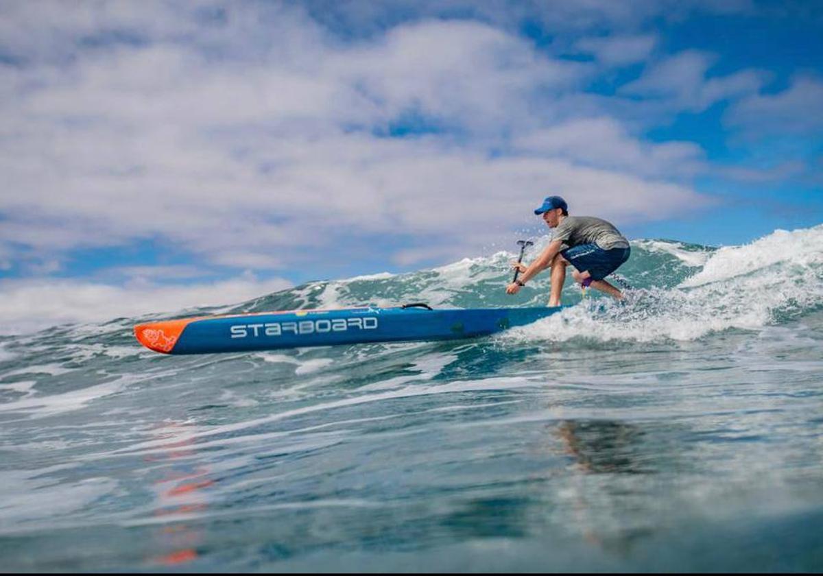 El paddel surf es un deporte que se practica en el agua sobre una tabla.