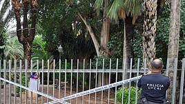 Acceso al parque clausurado por los fuertes vientos.