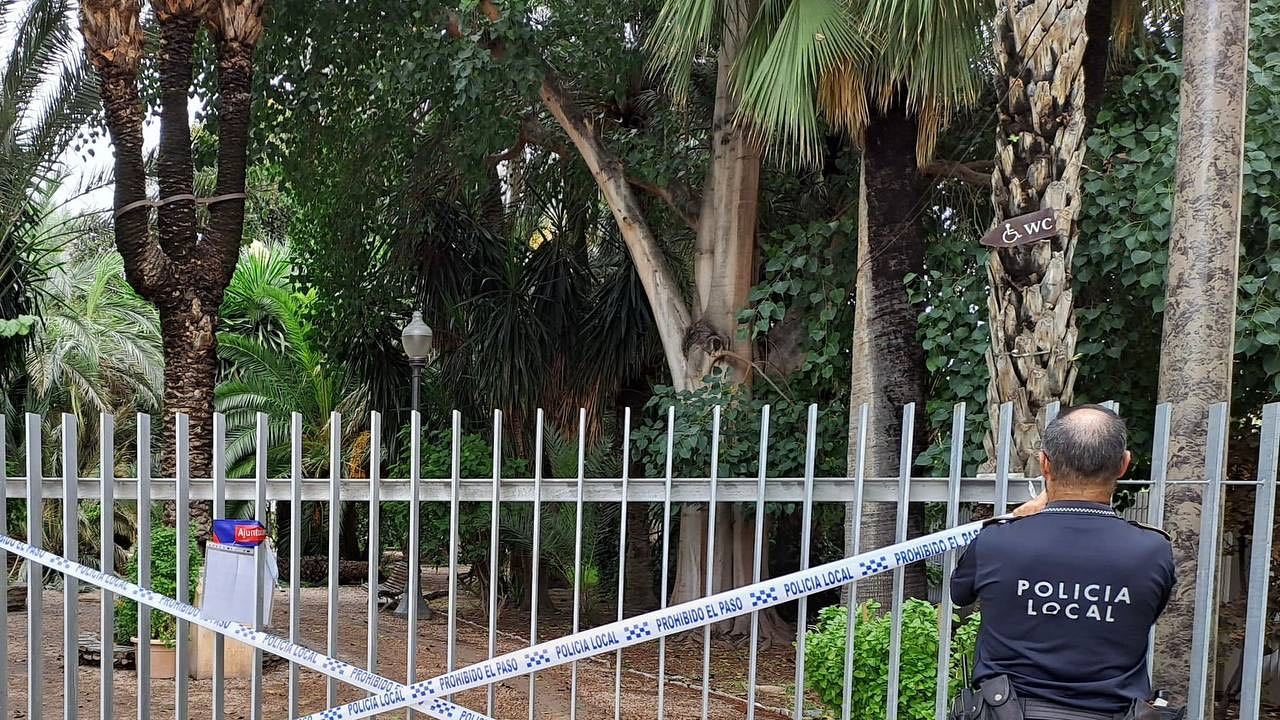 Acceso al parque clausurado por los fuertes vientos.