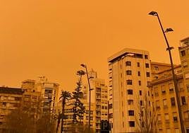 Imagen de archivo de la ciudad con un episodio de calima.
