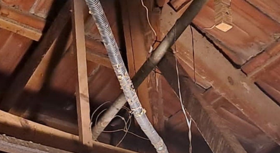 Estado en que ha quedado el techo de la casa tras el derrumbe.