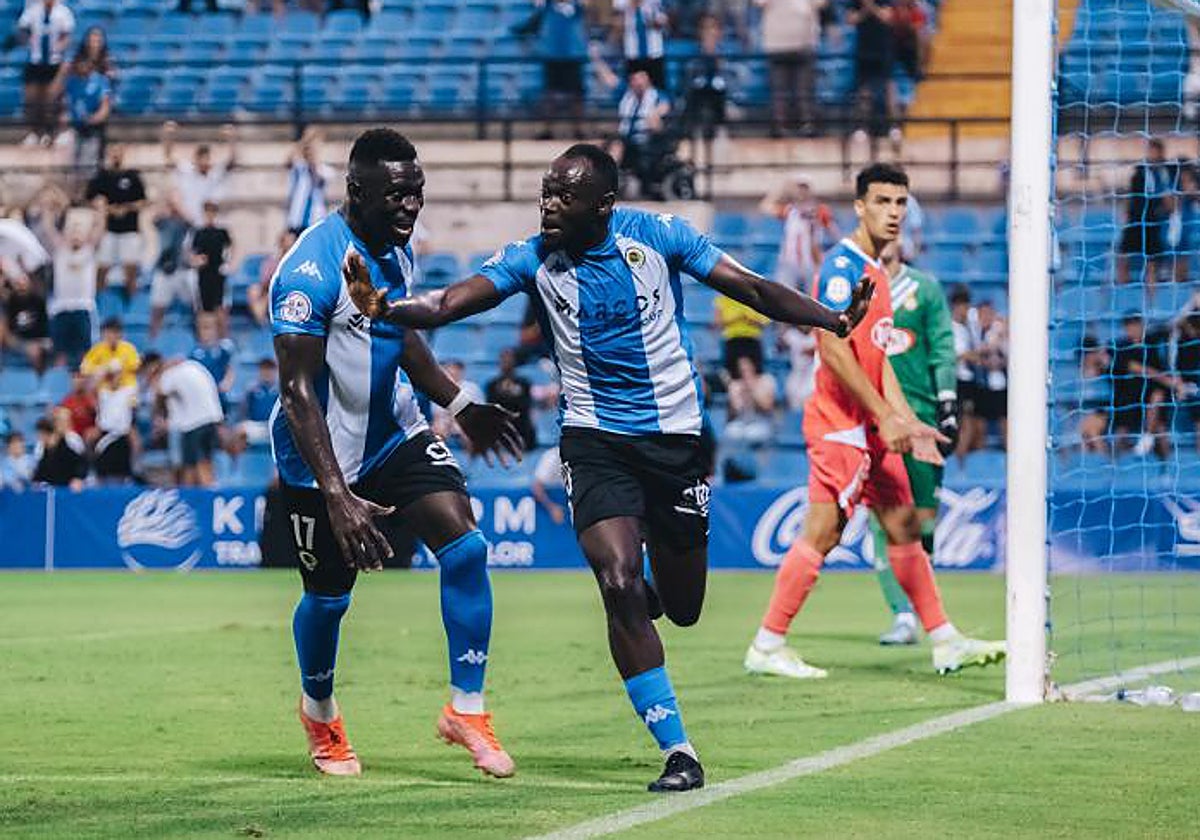 Ketu celebra junto a Marcos Mendes su decisivo gol ante el Espanyol B
