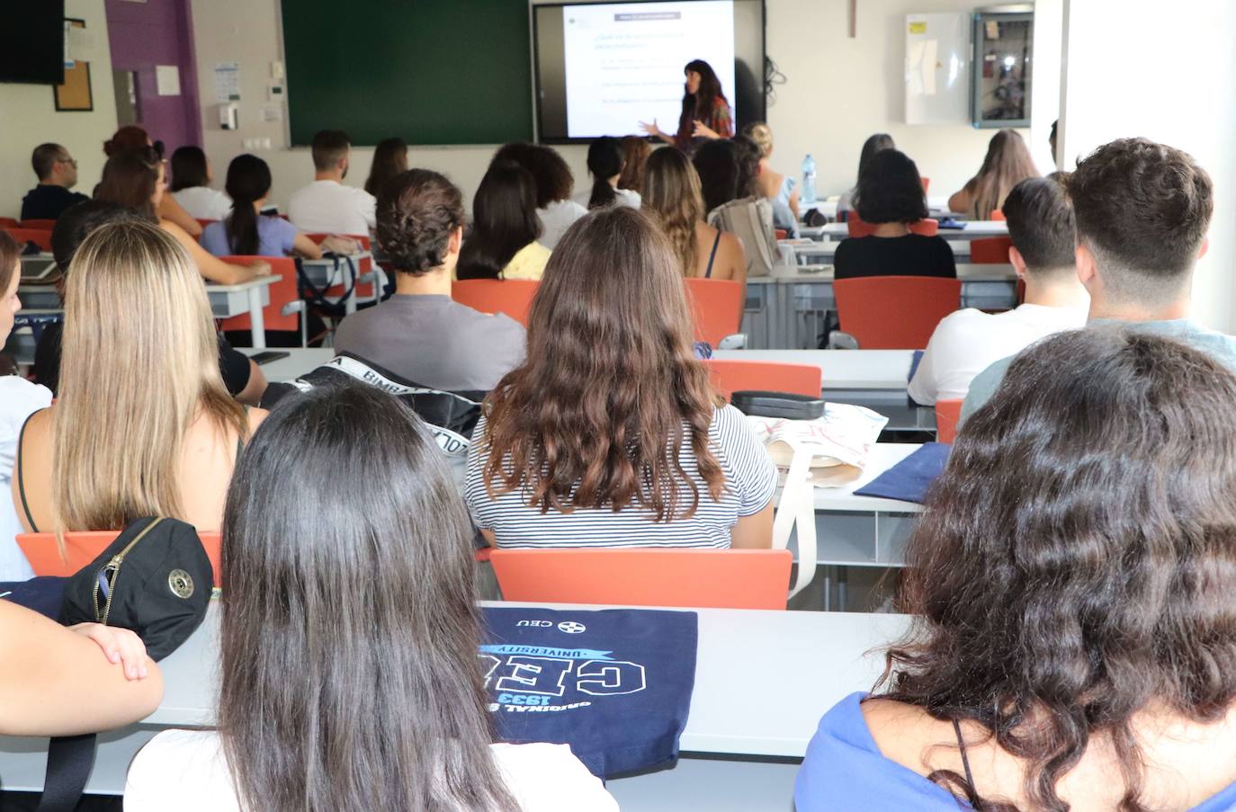 El alumnado de la universidad comienza las clases.