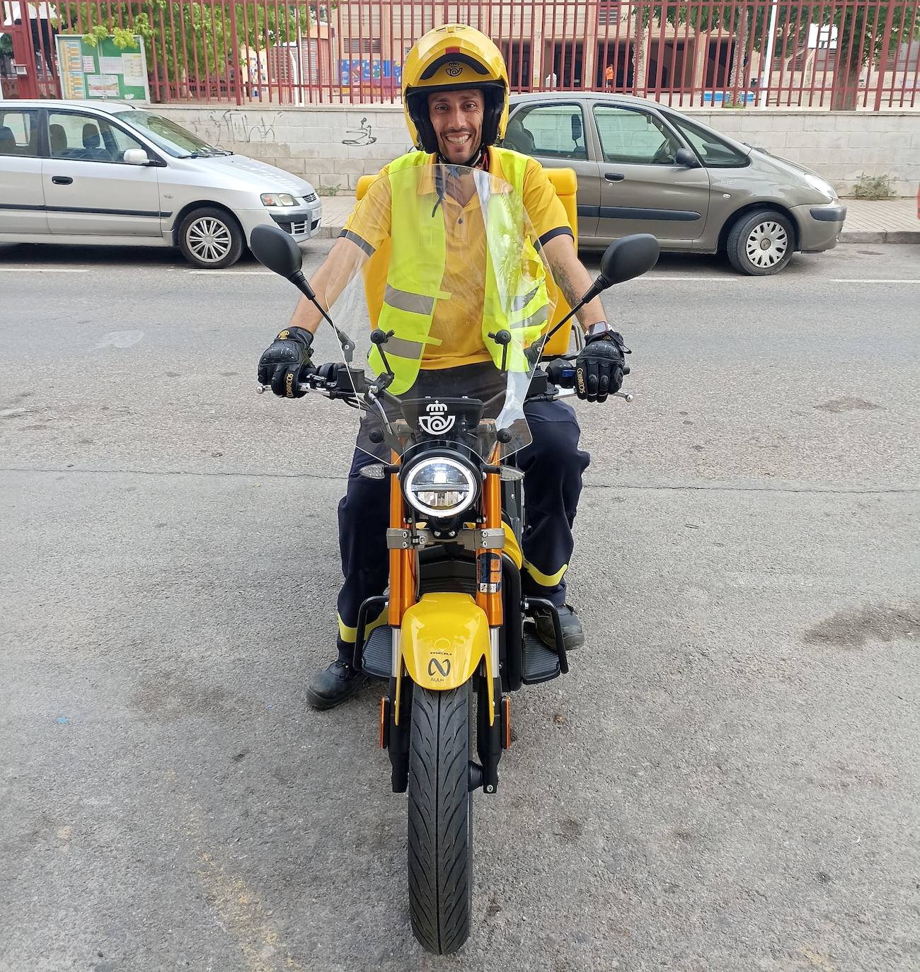 Una de las tres nuevas motos que Correo ha incorporado a su flota de Elche.