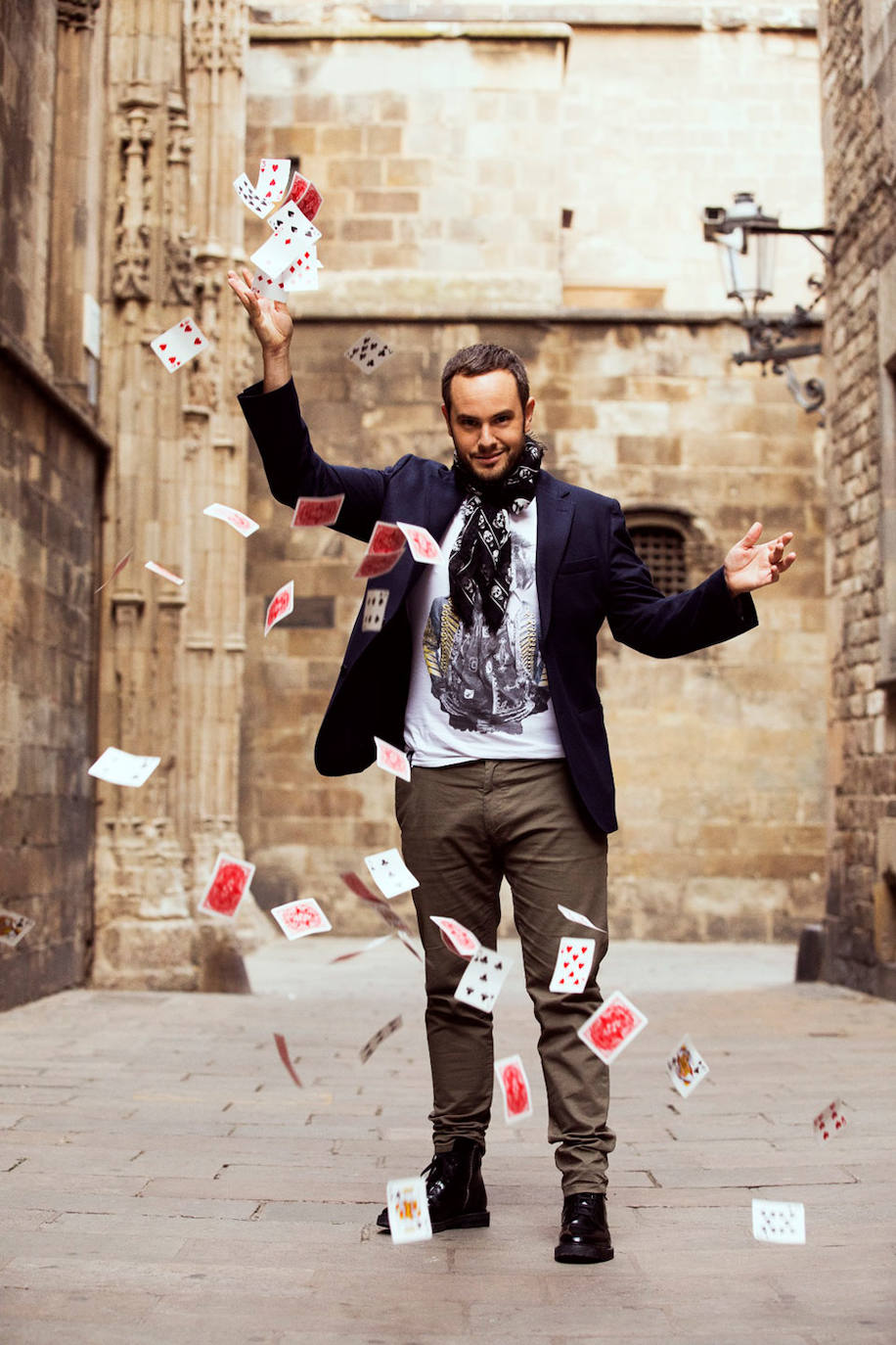 Jorge Blass en un truco con cartas.