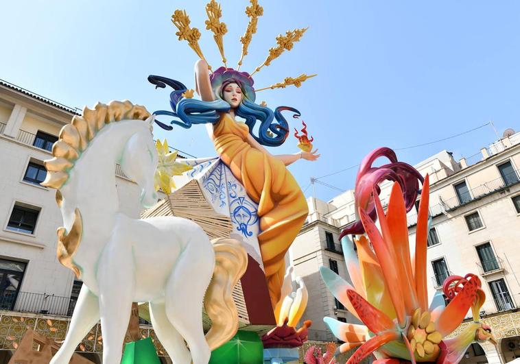 La Hoguera Oficial de Alicante: un solo proyecto para el monumento de la plaza del Ayuntamiento