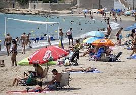 Bañistas en la playa de la Albufereta en Alicante