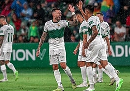 Josan felicita a Nico Castro tras su gol al Racing de Santander