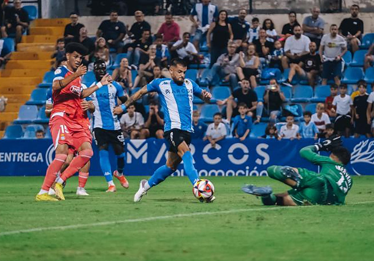 Artiles intenta superar al meta del Espanyol B tras una gran jugada individual