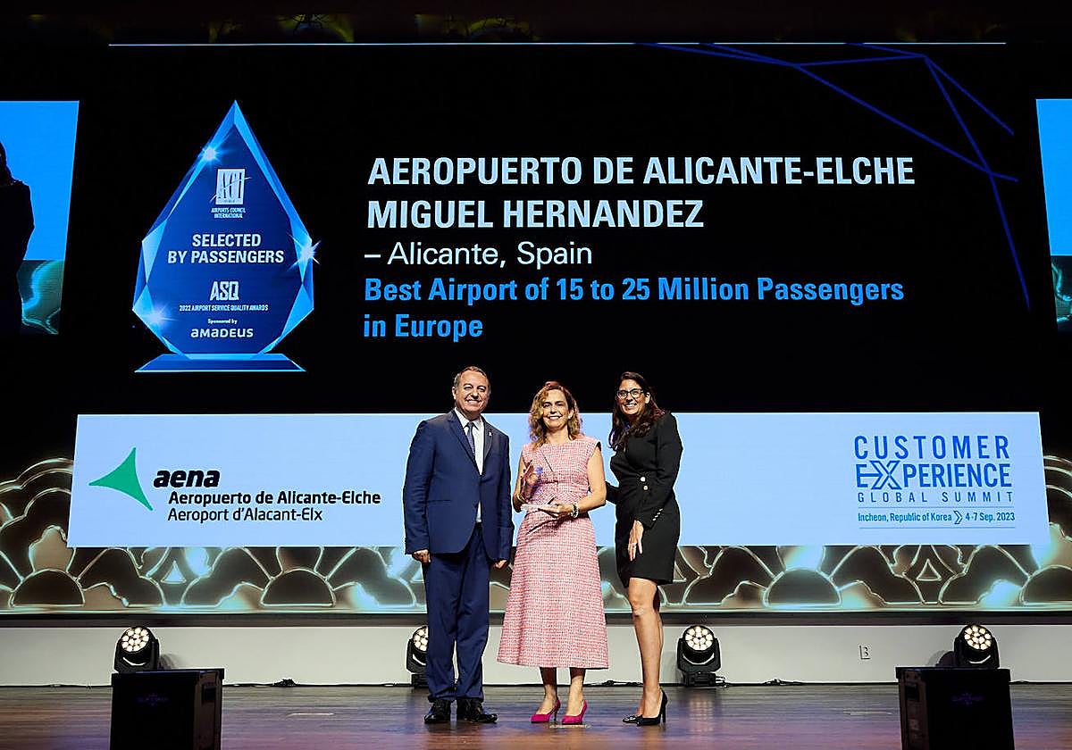 Recogida del premio del Aeropuerto Alicante-Elche
