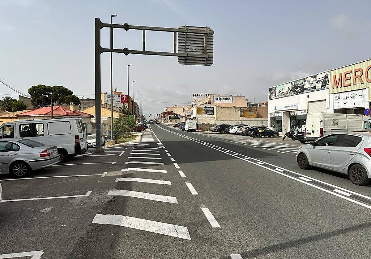 Los viales de circulación ya lucen con un blanco radiante tras la repintada