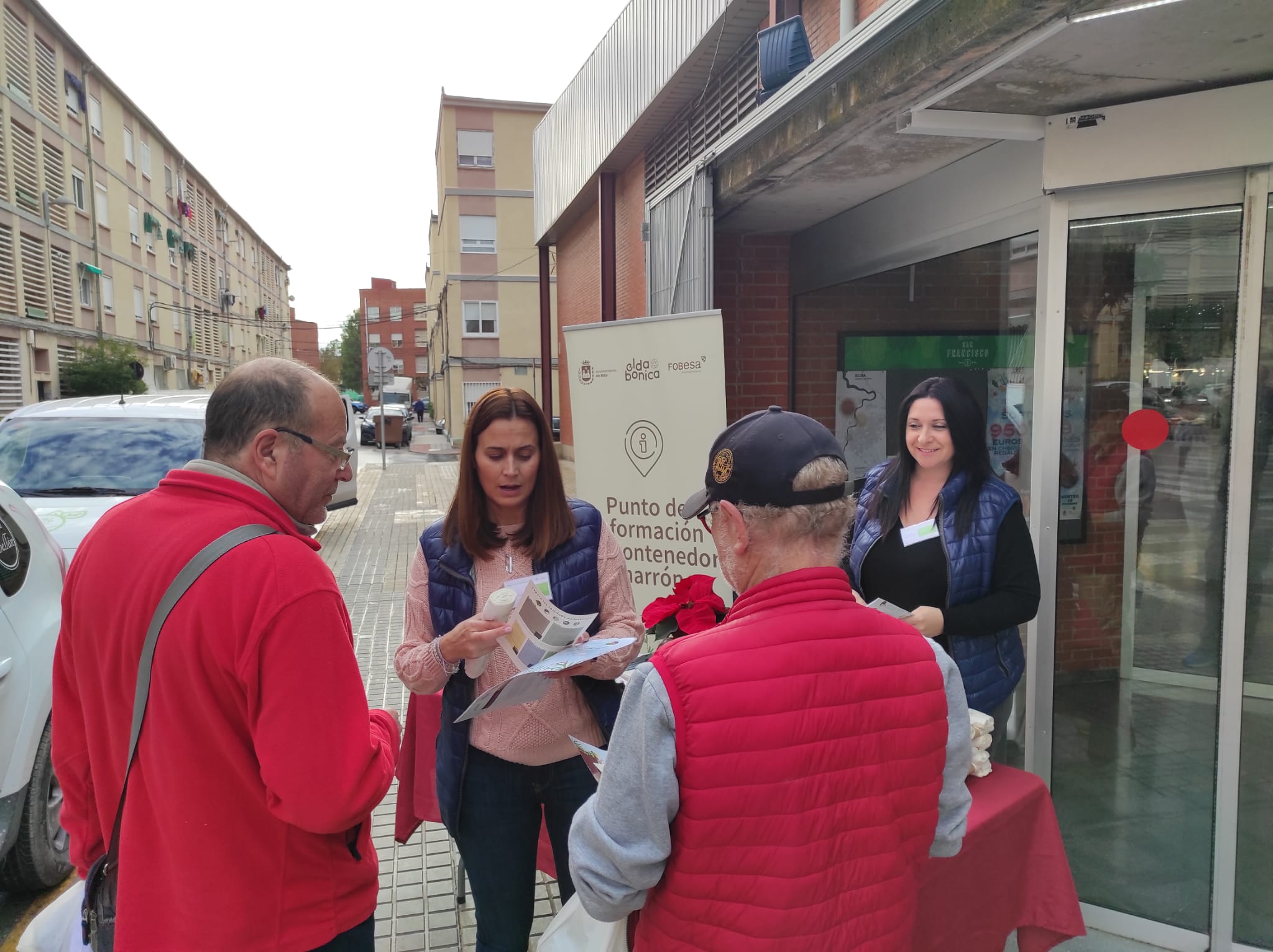 Los educadores en plena campaña de calle.
