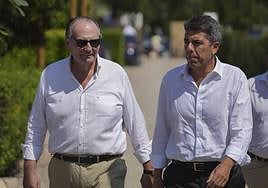 El presidente de la Generalitat de Valencia, Carlos Mazón (d), y el presidente del Consejo de Cámaras de la Comunitat, José Vicente Morata (i)