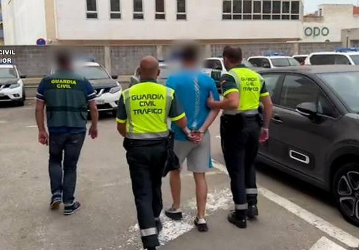 Detención del hombre por agentes de la Guardia Civil