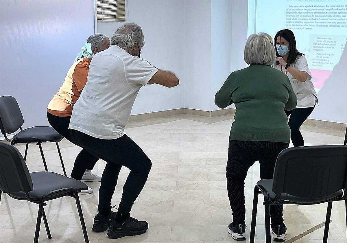 Personas realizando ejercicio físico en el Centro de Salud Santa Faz.