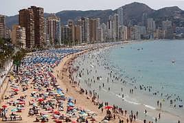 Vista de la playa de Benidorm en época de alta ocupación.