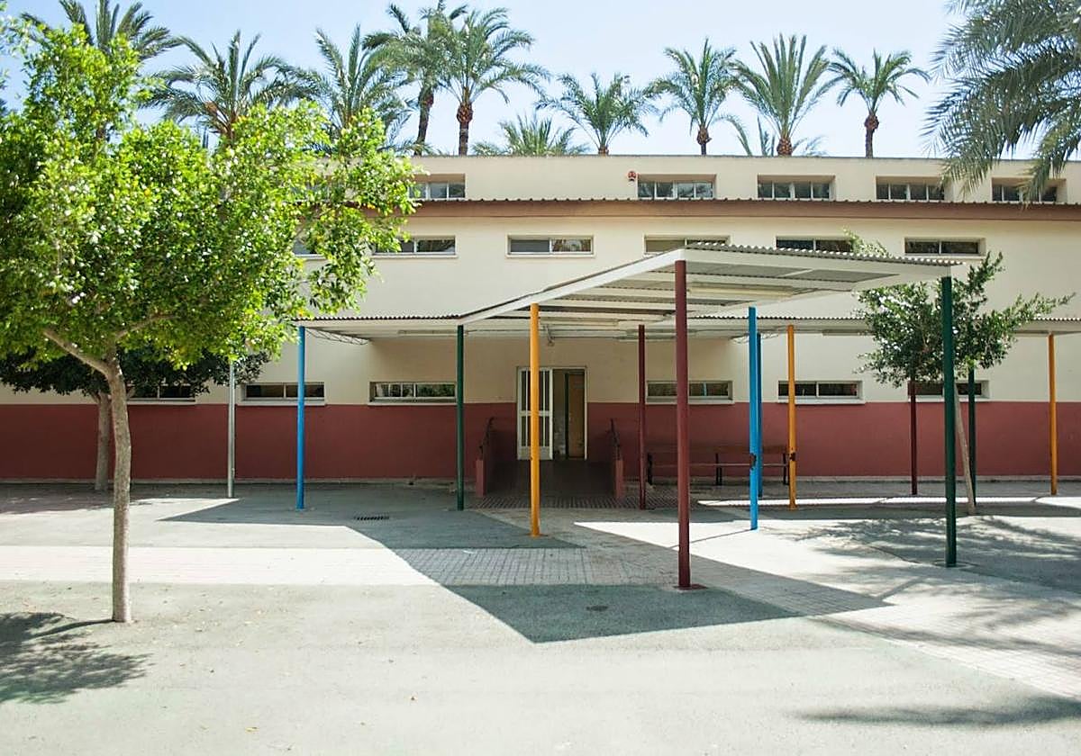 Entrada al colegio oriholano Fernando de Loaces