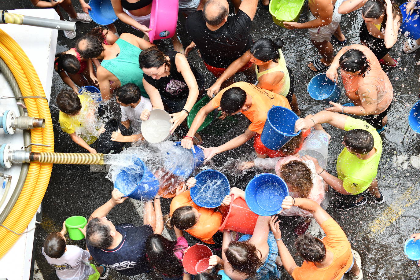 El Raval Roig despide sus fiestas con la tradicional Poalà