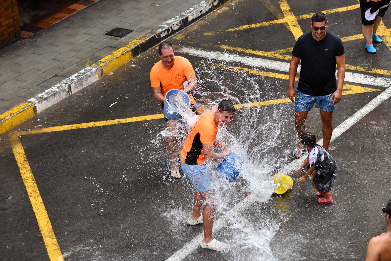 El Raval Roig despide sus fiestas con la tradicional Poalà