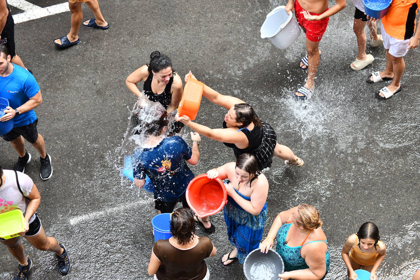 El Raval Roig despide sus fiestas con la tradicional Poalà