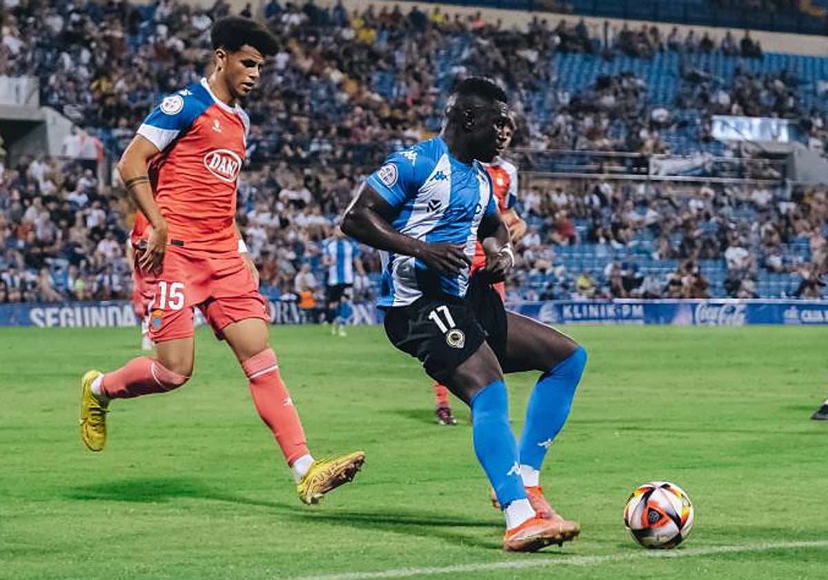 Marcos Mendes protege el balón ante un jugador del Espanyol B