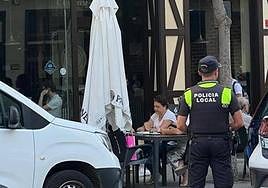 Imagen de la Policía Local de Alcoi en la terraza donde sucedieron los hechos