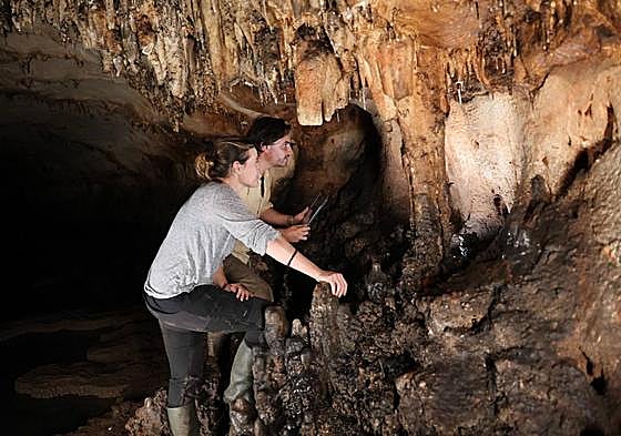Virginia Barciela González (UA) y Aitor Ruiz-Redondo (Unizar) examinando un panel con motivos rupestres.