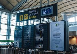 Panel de viajes en el aeropuerto Alicante-Elche